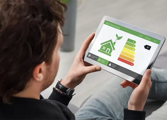 Homem sentado com um tablet na mão